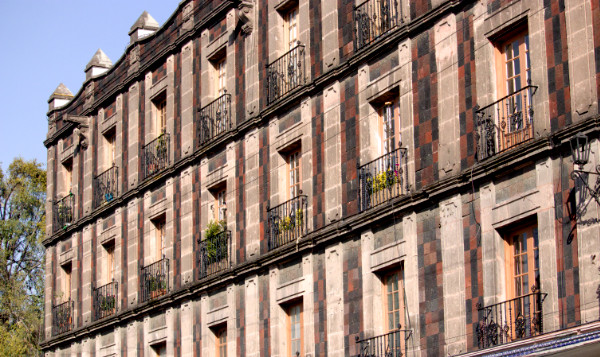 Edificio frente a la plaza