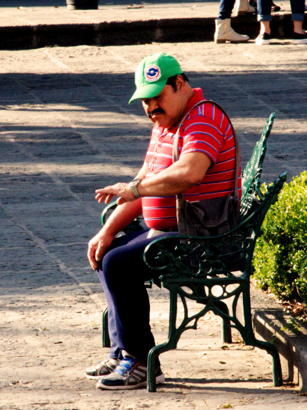 Sentado en la plaza