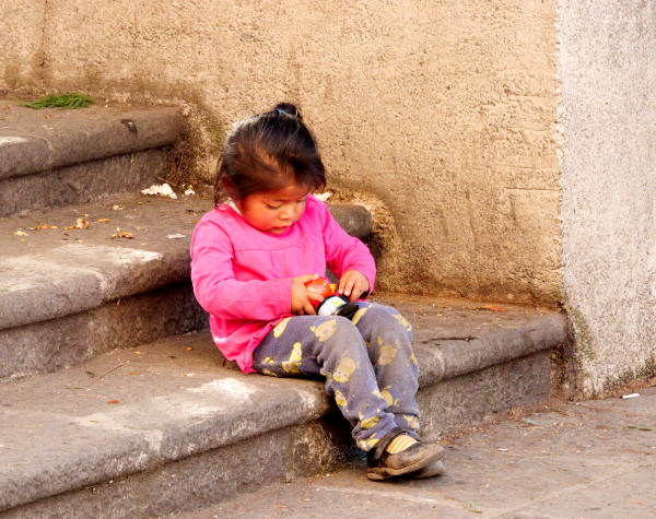 Niña jugando