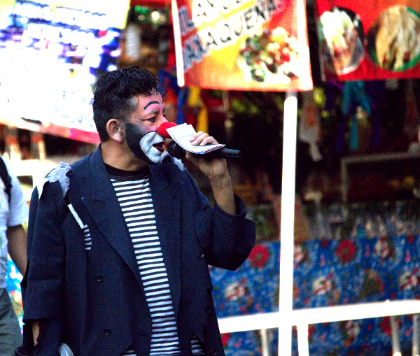 Payaso anunciando su show