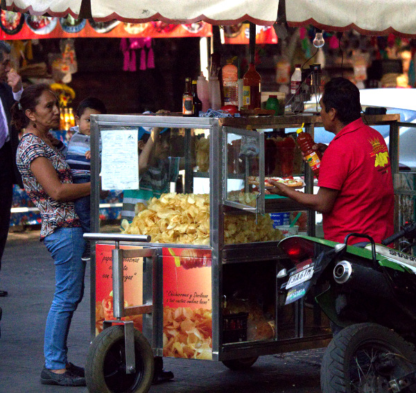 Señora comprando papitas