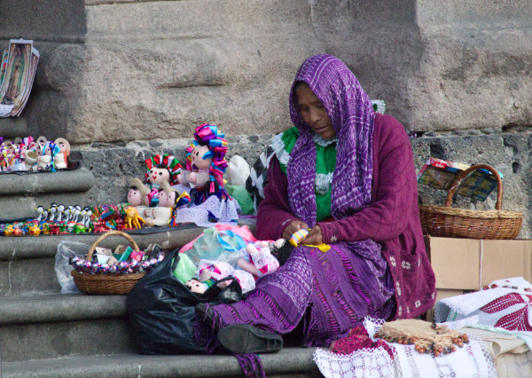 Vendedora en las escaleras de la iglesia